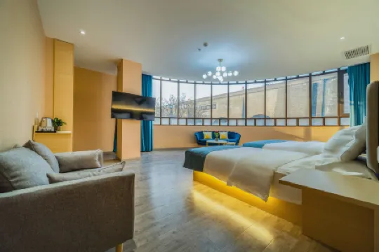 qingzhu·Junyilai Boutique Hotel (Xi'an Bell and Drum Tower Sajinqiao Subway Station) Отели рядом с достопримечательностью «Shaanxi Institute of Industry and Transportation - Training Building»