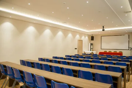 Tianwang Boutique Hotel (Gongyi Xinxing Road Xingyue Times Square) Отели рядом с достопримечательностью «Kang Bai Wan Zhuang Yuan»