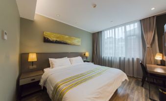 Home Inn Plus (Shijiazhuang Lerthai Center Ping'an Street Metro Station)