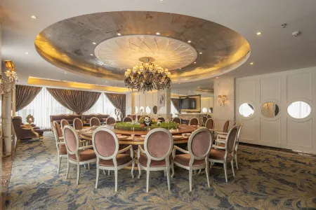 Royale Celebrity Hotel