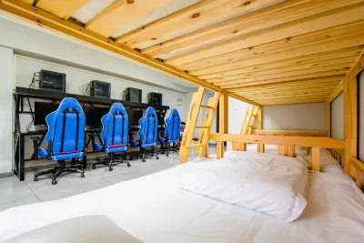 Strawberry E-sports Hotel (Xinxiang East Station Parker Residence Shop)
