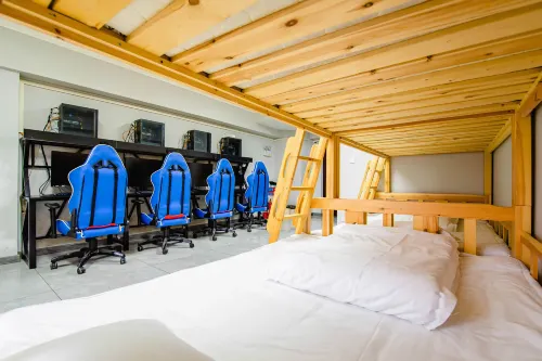 Strawberry E-sports Hotel (Xinxiang East Station Parker Residence Shop)