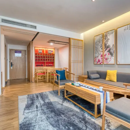 QIANNA HOTEL (Taihe Huayuan Market, East High-speed Railway Station)