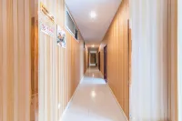 Zhihe E-sports Hotel (Yancheng Golden Eagle Shopping Center Julong Lake Store)