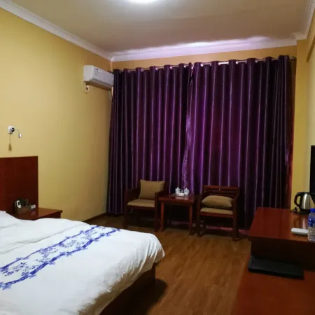 Changning Ziguang Business Hotel