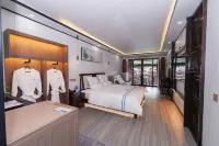 Phoenix Flower Trail Rain House B&B Hotels in Fenghuang