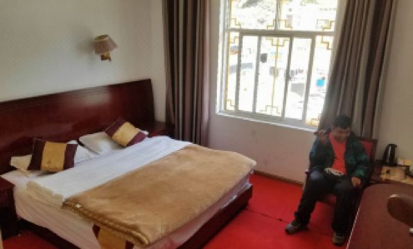 Deqin County Veterans Business Hotel