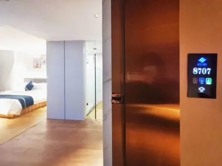 Mountains & Rivers Hotel Отели в г. Лоян