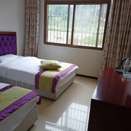 Shifang Yinghua Youyi Hotel