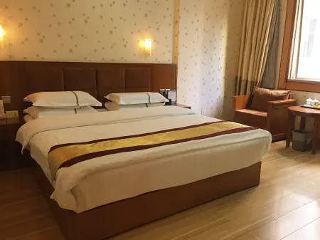 Yingjiang Huayu Hotel Отели рядом с достопримечательностью «Phoenix Hot Spring»