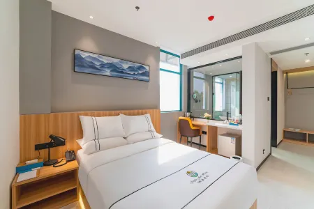 Yiqu Light Luxury Hotel (ZhongshanHotSpringResort)