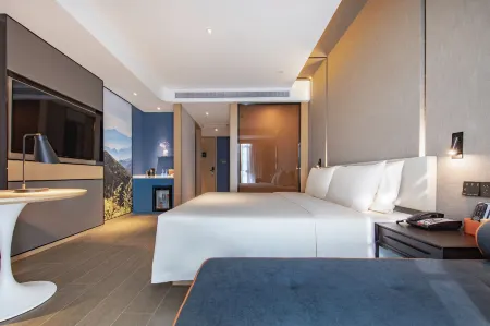 Atour Hotel(Wuhan Zhuankou Dongfeng Avenue Sports Center Store) Отели рядом с достопримечательностью «Wuhan Business College»