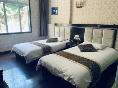 Lianganzirongdajiudian Hotels near Xinlong Gesa'er Square