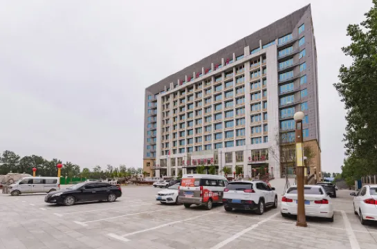 Weishi Fuyuan International Hotel Hotel di Weishi