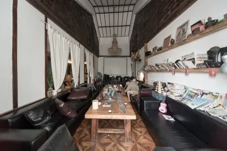 Bliss Qintai Tibetan Boutique Hotel Отели рядом с достопримечательностью «Shenxianshu Park»
