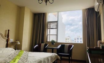 Luoping Huaying Image Theme Inn