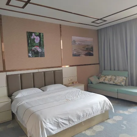 Huating Business Hotel (Gengma Mengding Town)