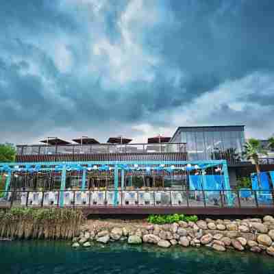 Bay Breeze Resort Hotel Exterior