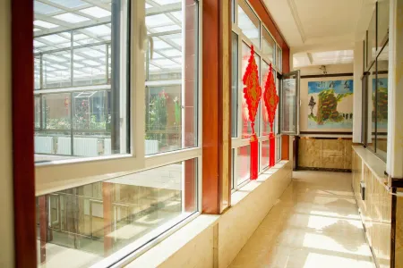 Yuzhong Jinbai Hotel Отели рядом с достопримечательностью «Center Square»