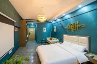 Strawberry E-sports Homestay (Xinxiang Baolong Plaza)