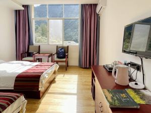 Gongshan Qiuna Tong Atujia Homestay