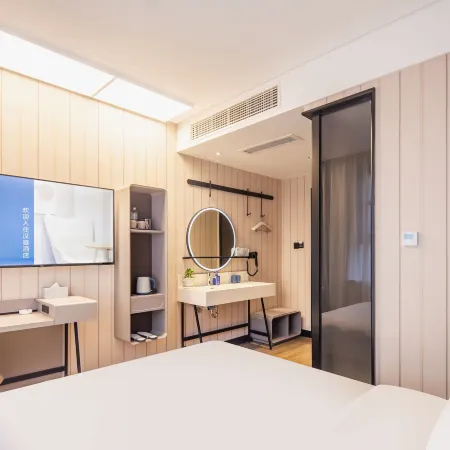 HanTing Hotel (Minquan Railway Station Bingxiong Avenue)