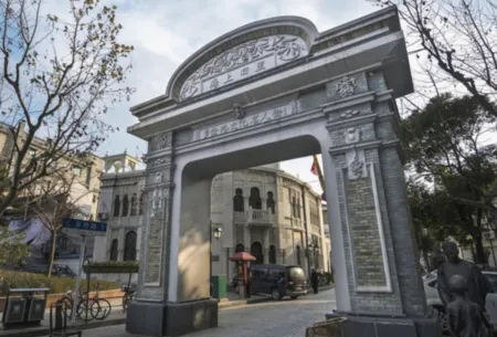 Yijia Boutique Hotel (Shanghai Hongkou Football Stadium) Отели рядом с достопримечательностью «CPC Jiangsu Provincial Committee Former Site (West Gate)»