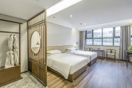 Moshang Light Hotel (Luanchuan Laojunshan Fenghuang Tianjie Store)