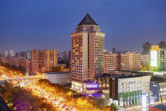 BEI Zhaolong Hotel, JdV by Hyatt Отели рядом с достопримечательностью «Sanlitun»