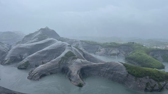 虽然下着大雨，但高椅岭奇特丹霞地貌的美丽丝毫未减，只因去年抖