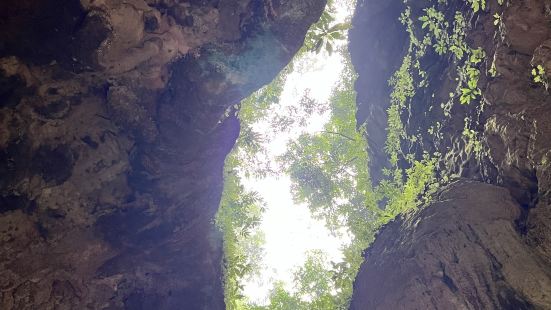 冬天去的，还下着雨，雾蒙蒙的，我老公到门口还在犹豫要不要进去