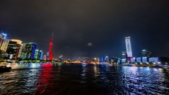 夜游黄浦江，看外滩美景，吃船上美食，有点小惬意。带着哈萨克斯