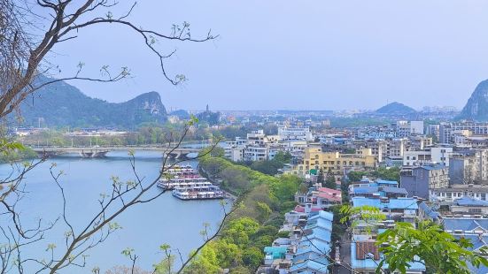 象鼻山是桂林景色中最为标志性的自然景观之一，其独特的地貌和美