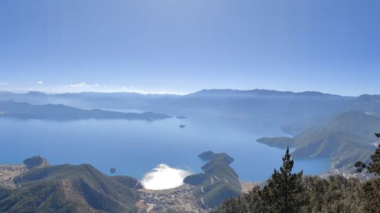 风景无敌，登顶可以鸟瞰泸沽湖全景。体验感不错，滑道和索道都很