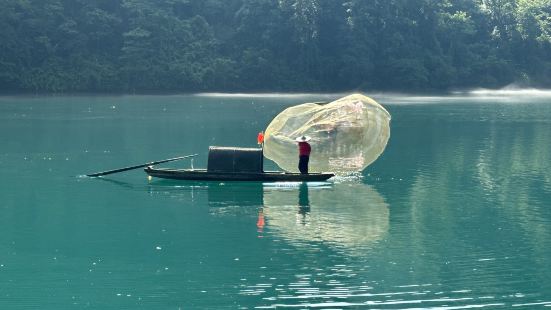 東江湖景區，風景很優美，湖水很清澈，還有漁夫撒網，隨便一拍都