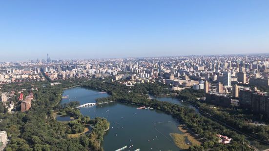 从八达岭回到德胜门，在什刹海吃了午饭之后，临时起意决定去中央