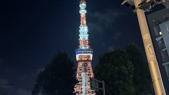 东京地标性的建筑，虽然和后现代天空树相比确实有落差，但地标性