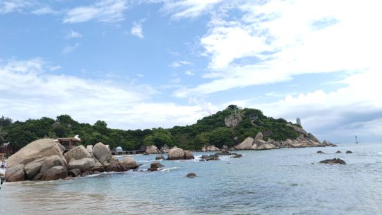 上島的遊艇還是挺刺激的，島上很小，只能看看風景，除了玩水啥好