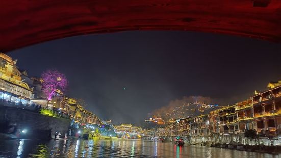 从看夜景来说，确实坐个船感觉更身临其境！但是128的门票就走