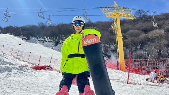 四川目前綜合實力最佳的滑雪場。每年必帶小孩去滑雪。景區滑道有