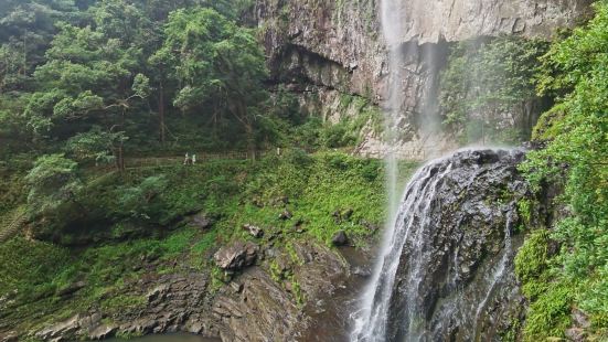 鸳鸯溪是一个纯自然景观，主要是峡谷河流瀑布风景，尤其是峡谷和