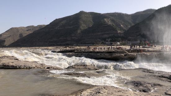 壺口瀑布處於秦晉峽谷的南段，南距龍門約65千米，孟門5千米。