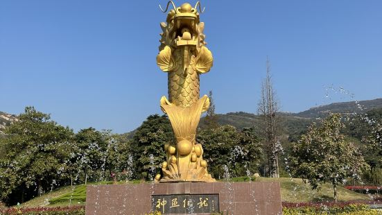 让人惊喜的景区，山势不高，景色优美，步行上山的道路大多就地取