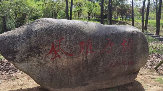 唐模开发的不算太厉害，没太商业化，里面有很多原住民。比起宏村