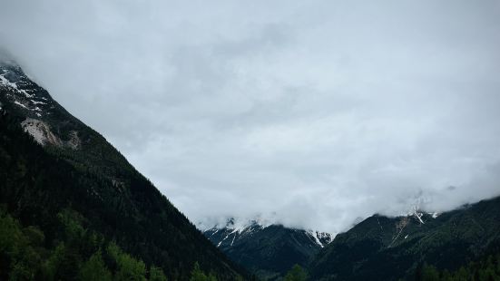 之前来的时候还是在去年秋天，总想看看绿意盎然的四姑娘山，这次