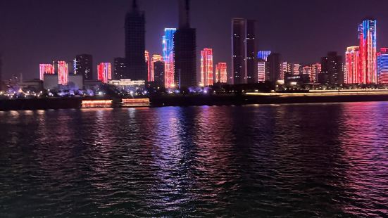 夜景超级美，绝对配得上武汉，这座超级大城市，不虚此行，有种皇