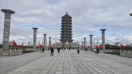 自驾车只能停在岛外的游客中心，节假日期间停车场有些过载，不过