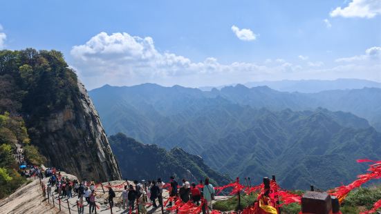 华山西峰索道，无疑是我此行中最值得称赞的体验之一。乘坐索道，