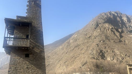 桃坪羌寨是世界上保存最完整的且有人居住的迷宮式建築的碉樓，被