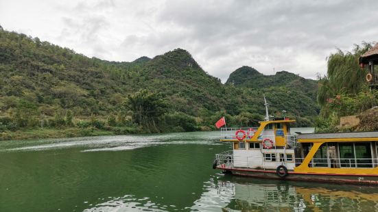 淡季，加上中午時候，沒幾個人算得上包船游湟川三峽了。兩岸山清